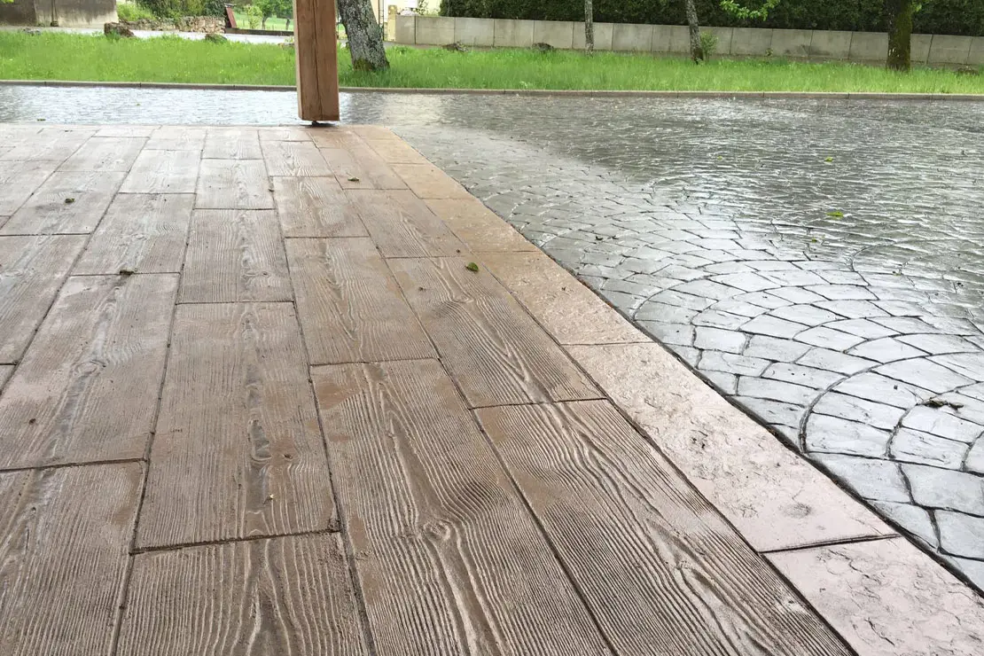 Imitación a madera de hormigón impreso en el patio posterior de un hogar.