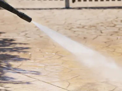 Lavado del hormigón impreso mediante agua a alta presión.